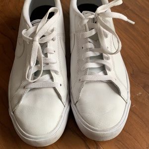 Women’s Nike leather sneakers like new